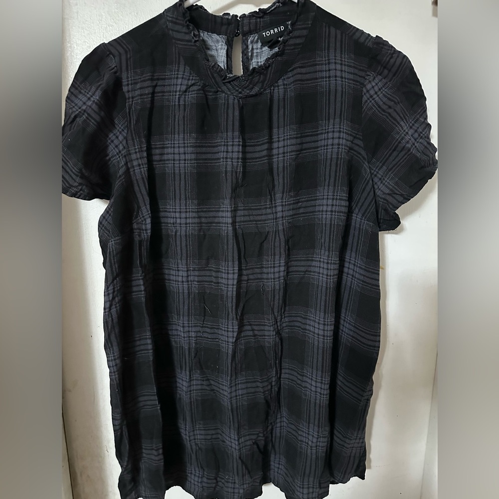 Gray plaid tee.